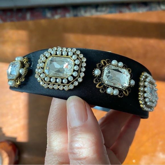 🩷 Black Headband with Gold and Crystal Embellishments - Picture 6 of 9